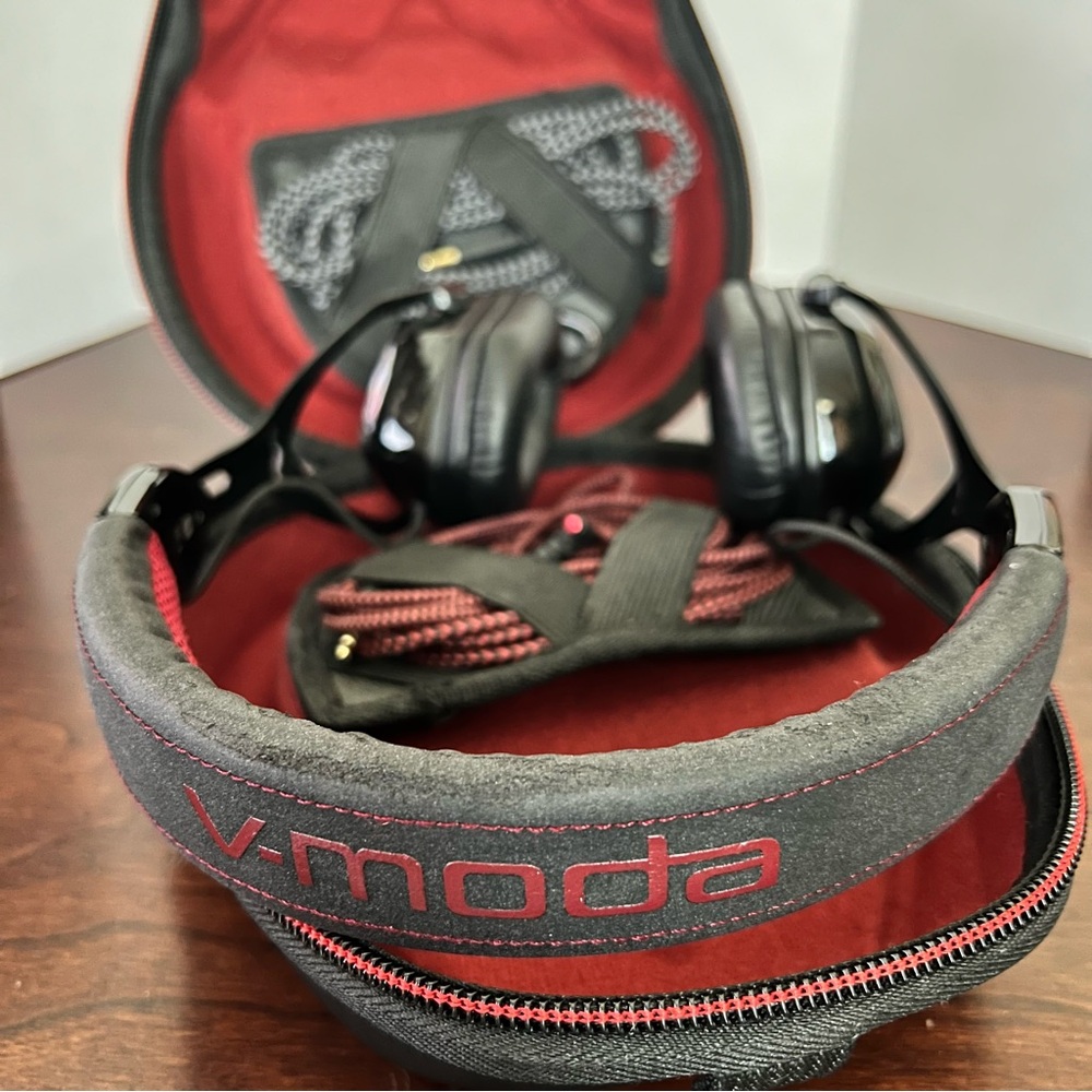 V-MODA for True Blood V-80 On-Ear Noise-Isolating Metal Headphones - Picture 4 of 13